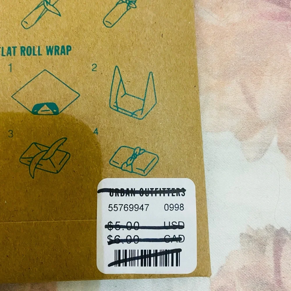🆕 UO Community Cares + Big Brothers Big Sisters Reusable Holiday Gift Wrap Set - Picture 6 of 6